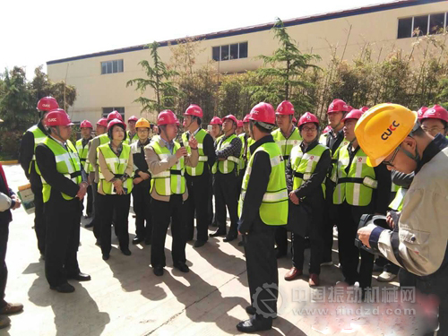 與會人員交流當前大氣污染治理工作