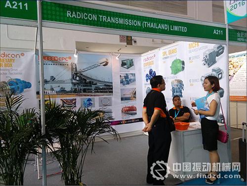 中國振動機械網工作人員與振動篩企業總監交談