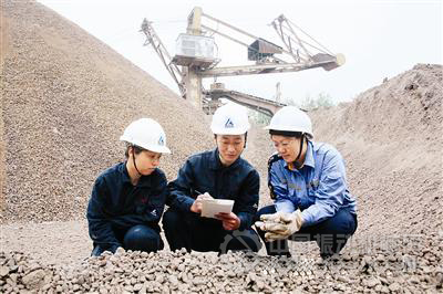 圖為班組員工在查看分析礦石破碎的質量。