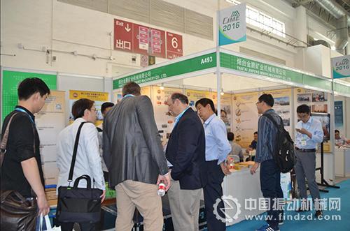 煙臺金鵬礦業機械有限公司展臺前參觀客戶絡繹不絕