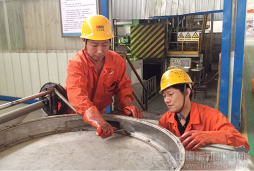 圖為河鋼衡板板業制造部磨床工序職工正在安裝自制毛化旋振篩篩網更換平臺。