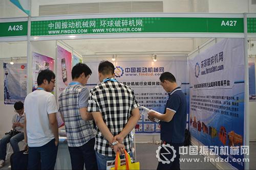 中國振動機械網展臺前來咨詢客戶