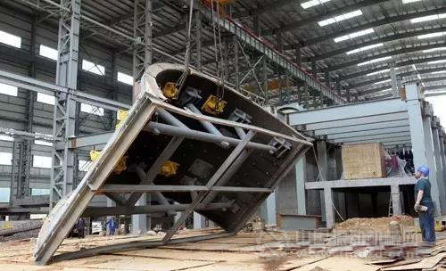 吊裝中的半自磨機(jī)