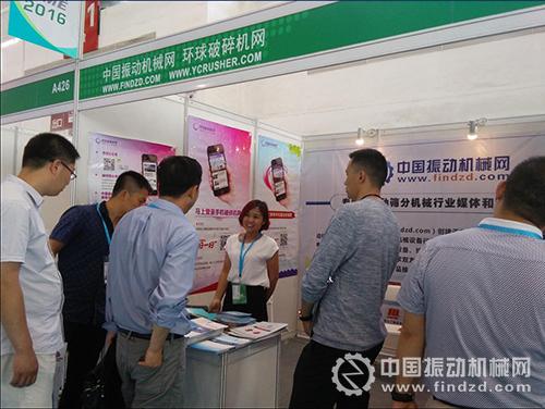 中國振動機械網網工作人員與咨詢客戶交談