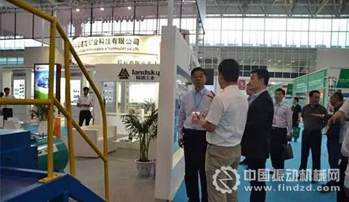 中國工程院院士孫傳堯對陸凱科技振動篩操作系統進行了解