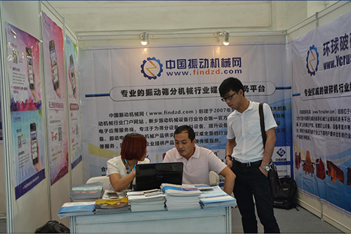 中國振動機械網工作人員與客戶交談