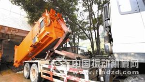 ②垃圾車滿箱后拉上鉤臂車，運往垃圾填埋場。