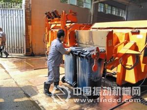 ①比華利垃圾中轉站，環衛工人正在裝載垃圾。