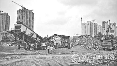 建筑垃圾移動破碎站其實是一輛大型特種設備車