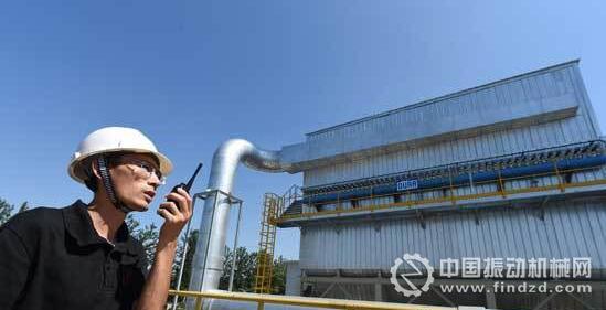   圖為技術人員在對窯爐廢氣凈化處理設備進行巡檢