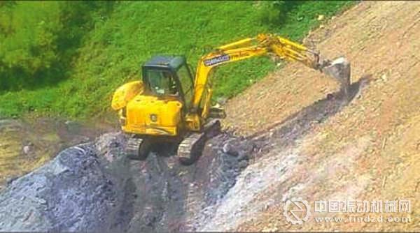 挖掘機在清理傾倒的廢物，共計約180余噸粉煤灰