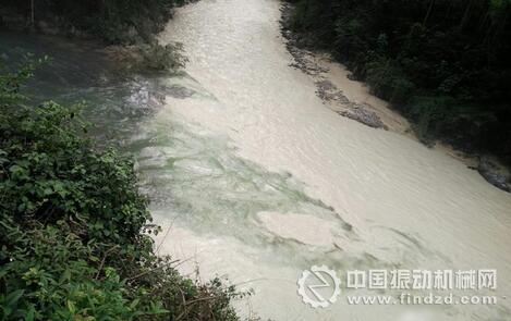 圖為今年7月，一名網友在微博發出的牯牛山河流照片。