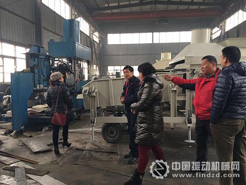 三圓堂鄭總帶領行業同仁一起參觀生產車間