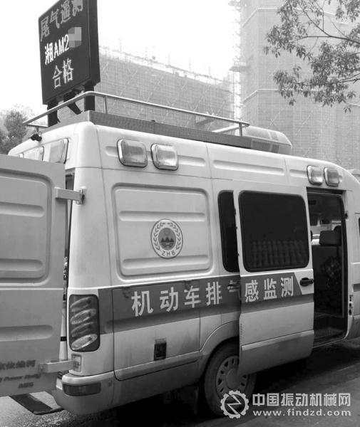 長沙市機動車排氣污染監控中心在路口設置遙感監測車