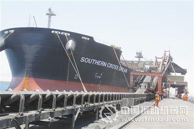 　在秘魯伊卡省馬爾科納的首鋼秘鐵礦區碼頭，一艘貨輪在裝載鐵礦粉