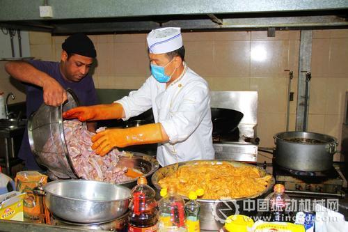 　由于項(xiàng)目人多，做咖喱牛排的時(shí)候要從凌晨開始準(zhǔn)備。