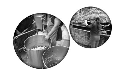 　　社會人員正在回收垃圾。非法地溝油提煉點。