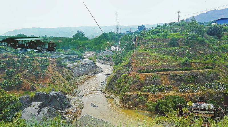 取締了小選礦企業的鹽邊縣益民鄉巴拉河流域河水變清了