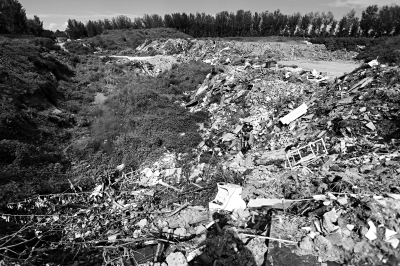 表面還用沙土蓋著，可能怕被航拍發現&rdquo;。