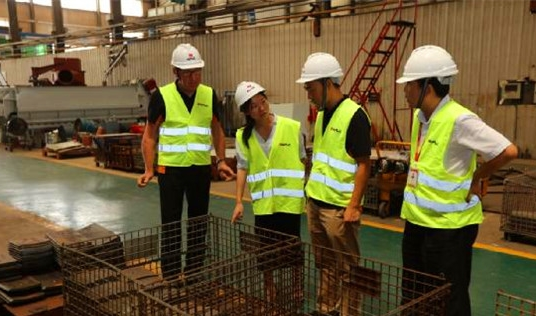 參觀南方路機生產(chǎn)車間