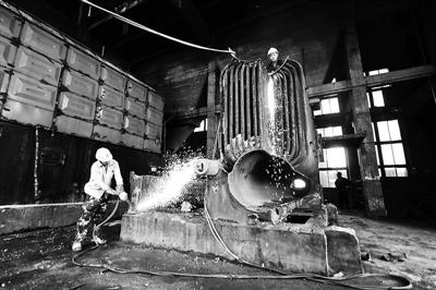 北京玻鋼院復合材料有限公司的工人們拆除廠區內最后一臺燃煤鍋爐