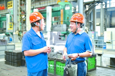 全國勞動模范劉新安（左）接受記者采訪