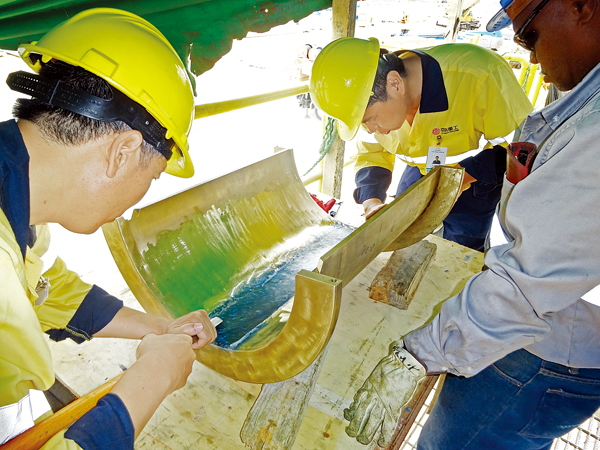 中信重工技術人員在現場進行安裝調試服務