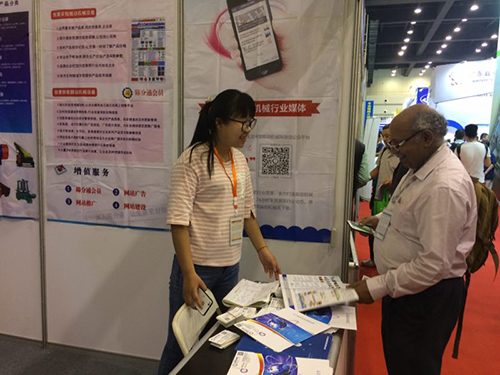 振動機械網展臺外國客戶前來咨詢