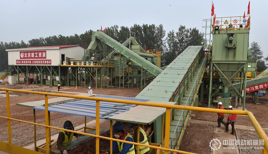 工人在對(duì)建筑垃圾資源化處置項(xiàng)目生產(chǎn)線上的垃圾進(jìn)行人工分揀