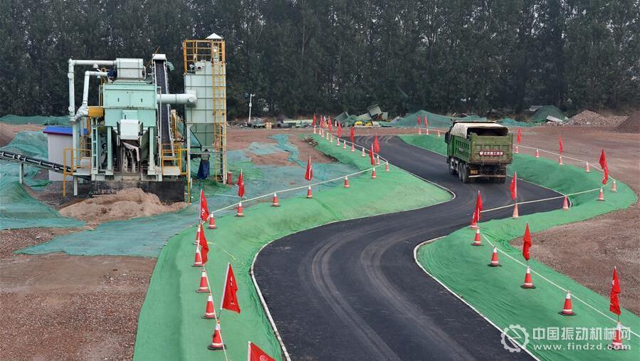 一輛運(yùn)輸車行駛在建筑垃圾資源化處置項(xiàng)目?jī)?nèi)的&ldquo;環(huán)保路&rdquo;上。這條&ldquo;環(huán)保路&rdquo;由棚改建筑垃圾生產(chǎn)的材料鋪筑而成