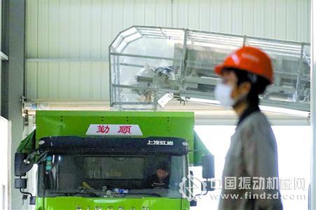   經過處理后的裝修垃圾被傳送出來