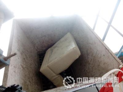   舊沙發在破碎機內