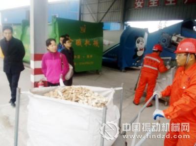   舊沙發變成了木屑