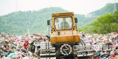 五顏六色的&ldquo;垃圾山&rdquo;輪廓，與周圍的綠色山脈形成強烈的反差