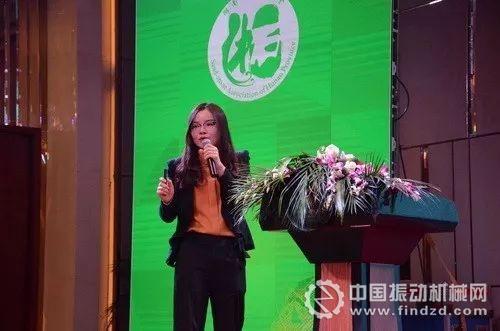 棗莊鑫金山智能客戶經理狄輝作題為《走進砂石行業&ldquo;大時代&rdquo;，新型單段錘破&ldquo;一機多用&rdquo;》報告