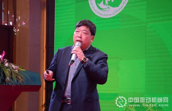 南昌礦山機械有限公司董事長李順山作《綠色砂石骨料生產關鍵問題探索》報告