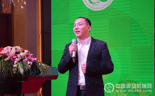 廣州華寶礦山設備有限公司董事長助理黃周介紹華寶礦機理念、發展歷程與產品應用