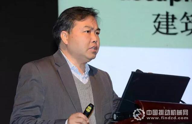 同濟(jì)大學(xué)教教授肖建莊為《建筑垃圾資源化在堆山造景中的應(yīng)用》的主題報告