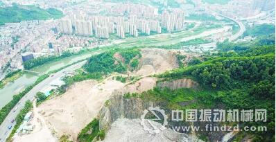 公寓別墅，綠水青山，與上百萬立方米的垃圾山僅一河之隔