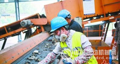 利用技術設備，任何一堆存量垃圾，都可以被分選為可燃物、非可燃物、廢鐵金屬及細土四大類物質。