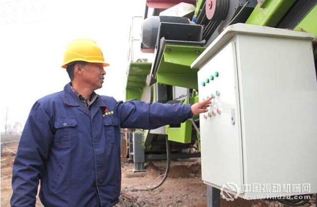 工作人員在操作移動破碎機