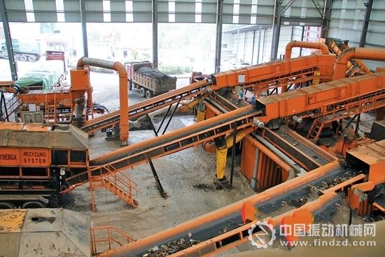 車間設備正在對垃圾進行分篩