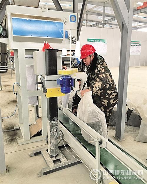 經過二次發酵等處理，垃圾被制成有機肥料。圖為工人在生產線上為有機肥料裝袋封口。