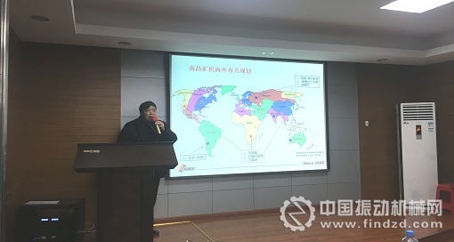 圖五 李順山董事長進行PPT講解示范