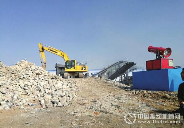 鏟車將拆違垃圾倒入破碎機