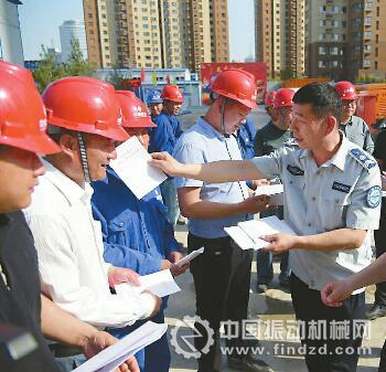 　市渣土管理處工作人員在工地發放《條例》