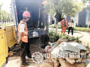 排水公司工作人員正在疏挖被堵塞的管道