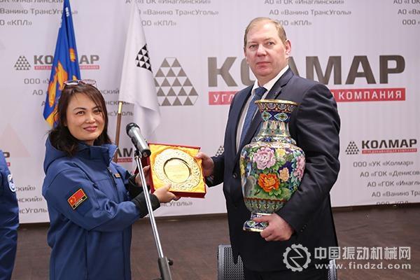 圖為北京中航美林機(jī)械設(shè)備有限責(zé)任公司總經(jīng)理許濤（左）向科馬爾公司總經(jīng)理廖文（右）贈(zèng)送紀(jì)念品