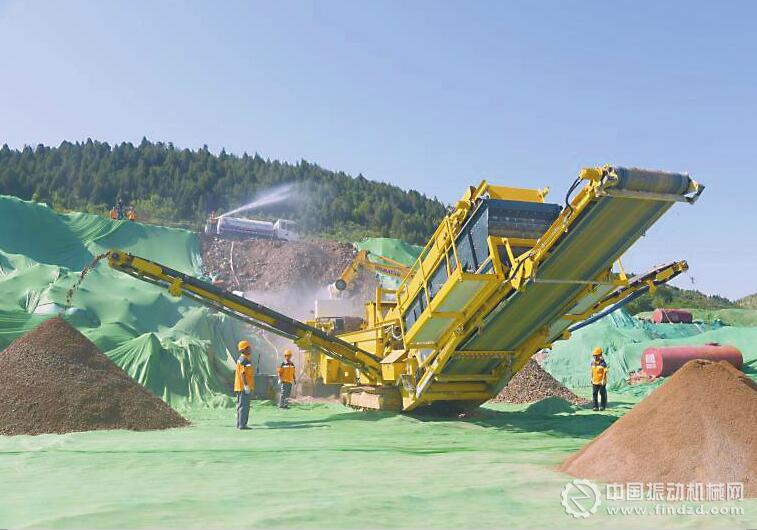 施工工地上，移動(dòng)式破碎機(jī)將建筑垃圾制成骨料