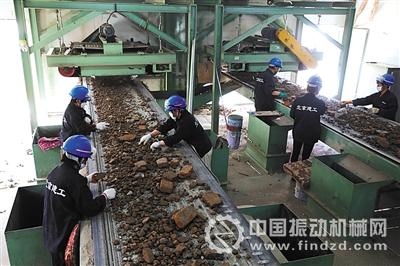 　5月23日，工人在朝陽孫河首條建筑垃圾資源化處置生產線上工作，該線與東壩項目屬同一公司建設，年處置能力均為70萬噸。